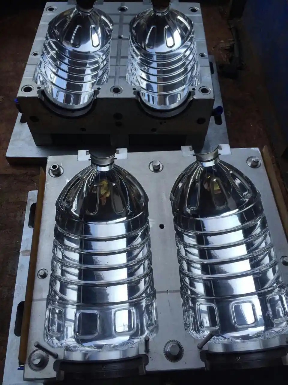 Blow molding mold