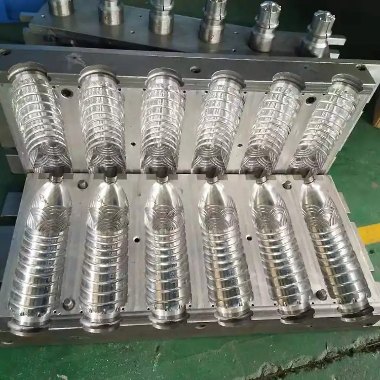 Blow molding mold