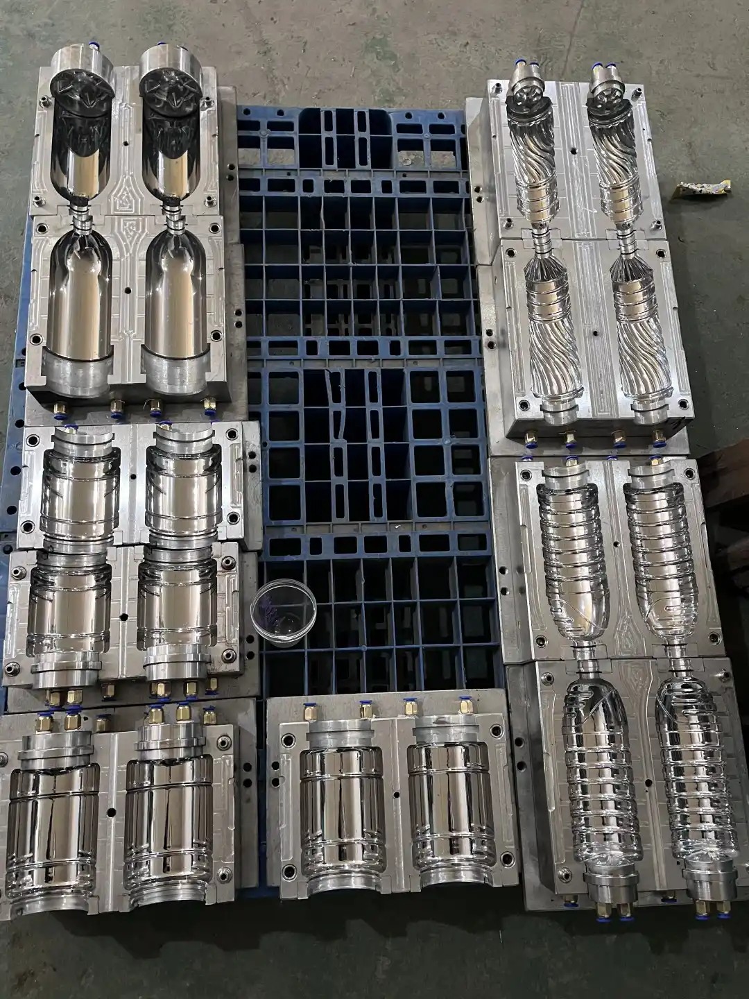 Blow molding mold