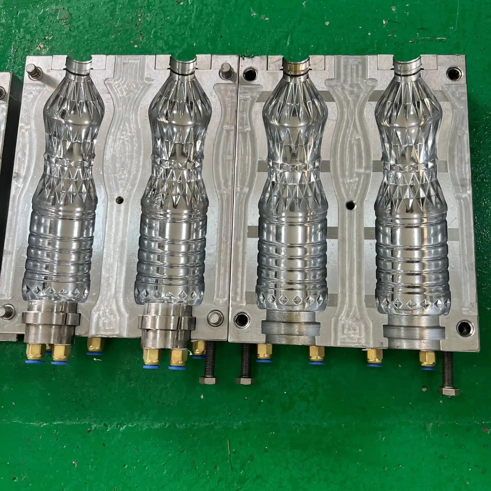 Blow molding mold
